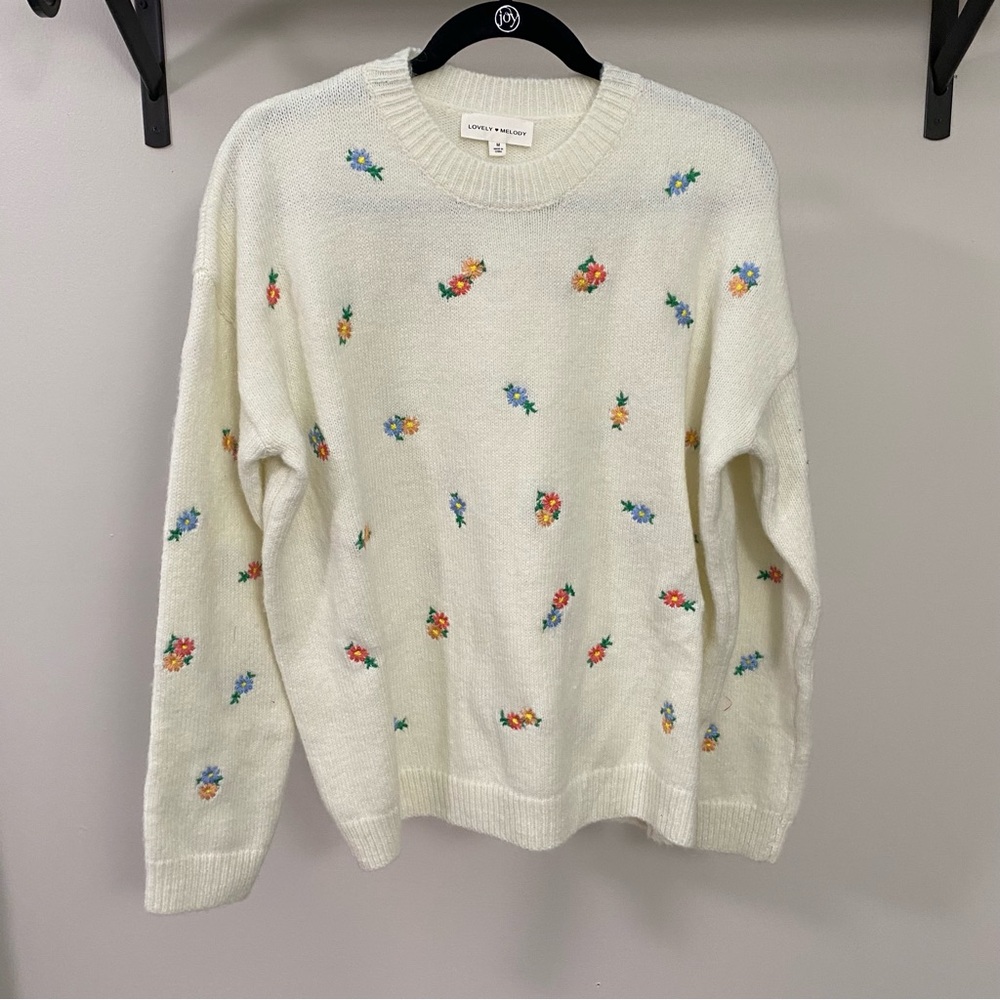 ⭐️ 2/$40 ⭐️ Cream Floral Embroidered Sweater